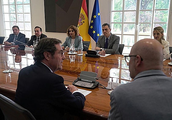 El presidente de Pedro Sánchez reunido en La Moncloa con ministros y agentes sociales.