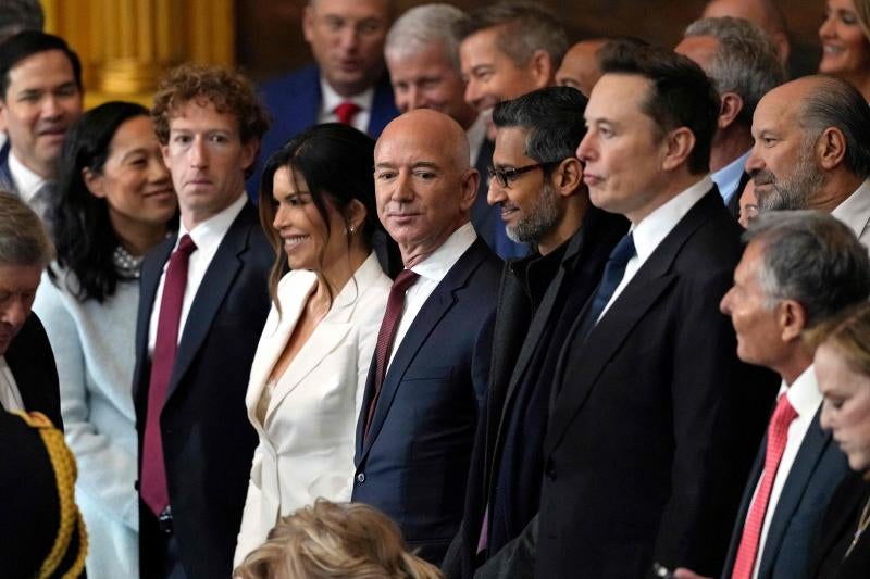 El consejero delegado de Meta, Mark Zuckerberg, Lauren Sánchez, el empresario estadounidense Jeff Bezos, el consejero delegado de Alphabet Inc y Google, Sundar Pichai, y el consejero delegado de Teska y SpaceX, Elon Musk, asisten a la ceremonia de investidura en la que Donald Trump.