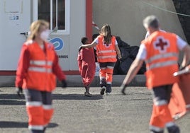 Un menor migrante acompañado de los servicios de emergencia en las Islas Canarias