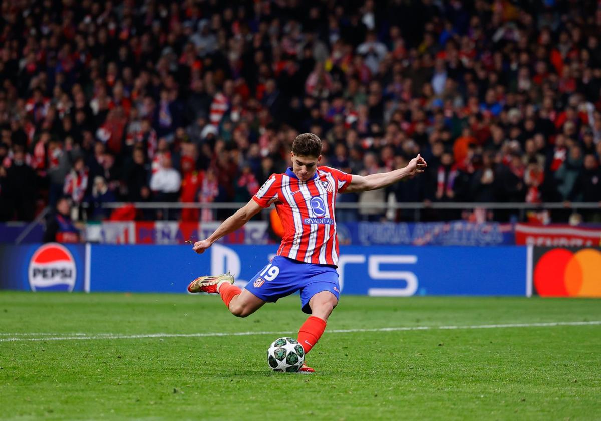 La UEFA habría manipulado el vídeo del penalti de Julián Álvarez, según un informe pericial