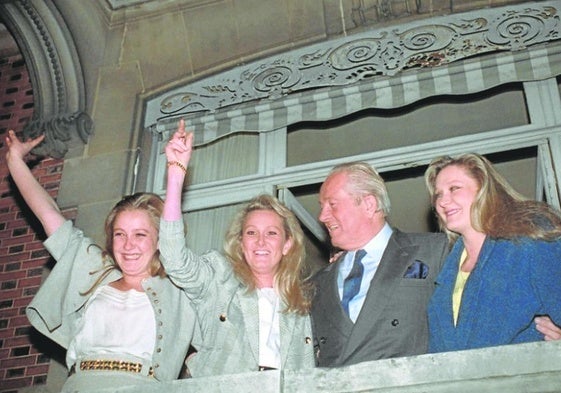 Jean-Marie Le Pen junto a sus tres hijas en una fotografía de 1988 en París.