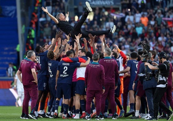 Jugadores del PSG manteando a Luis Enrique