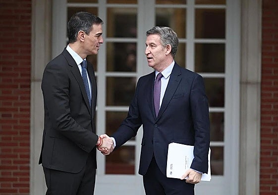 El presidente del Gobierno, Pedro Sánchez, y el líder del PP, Alberto Núñez Feijóo, antes de comenzar su última reunión en Moncloa a mediados de marzo.