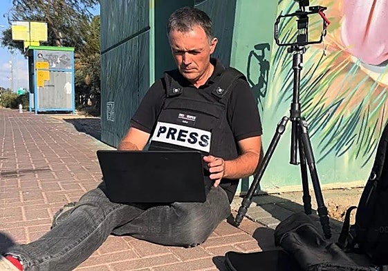 Mikel Ayestaran, en pleno trabajo en Gaza.