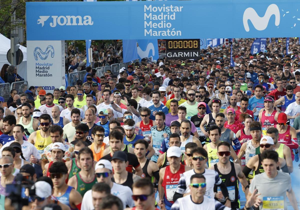 Corredores toman la salida en la Media Maratón de Madrid.