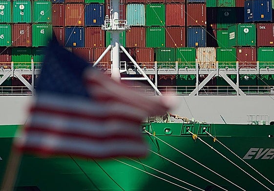 EE UU redobla su órdago a China con la amenaza de gravarle hasta el 104%