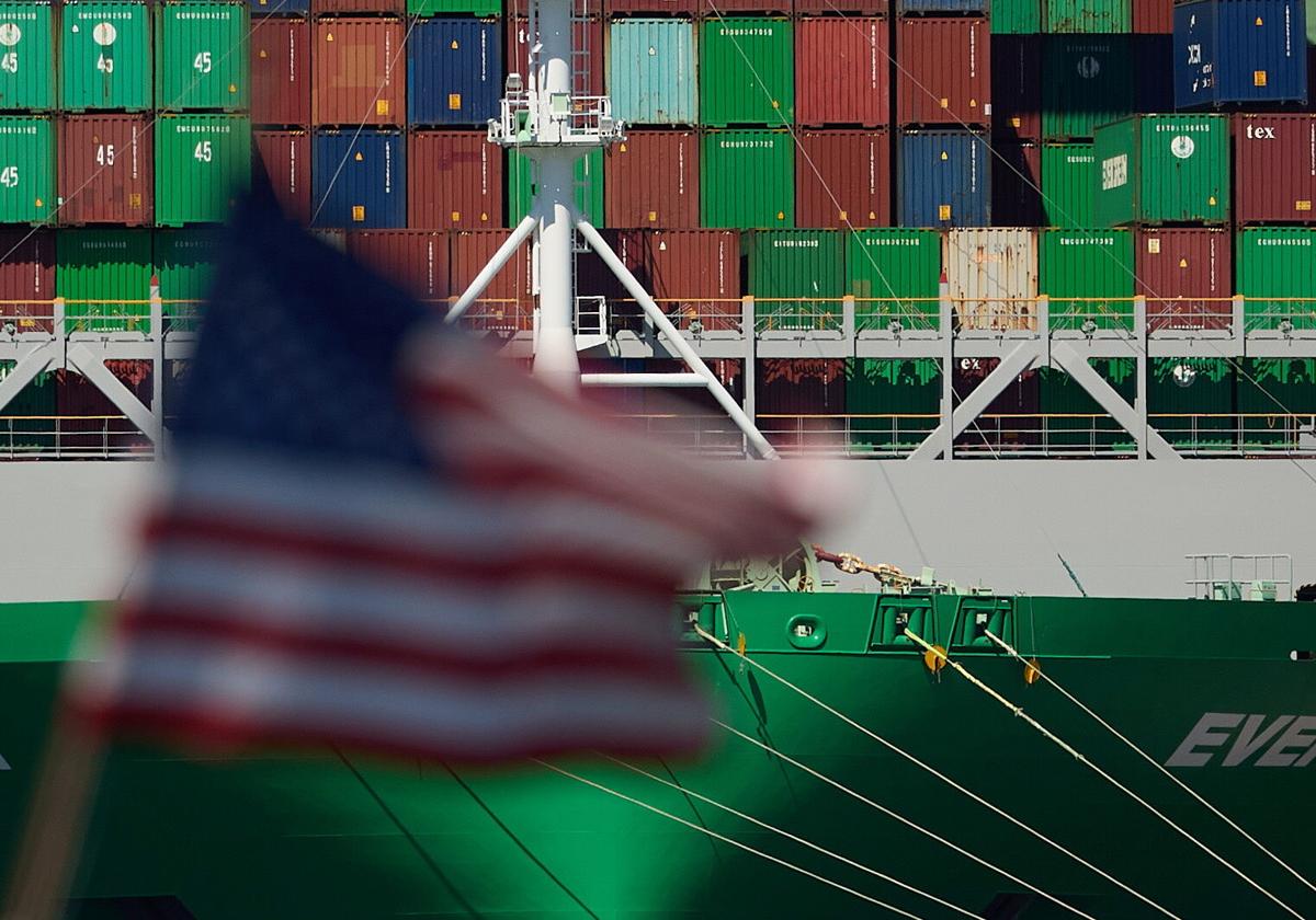 EE UU redobla su órdago a China con la amenaza de gravarle hasta el 104%