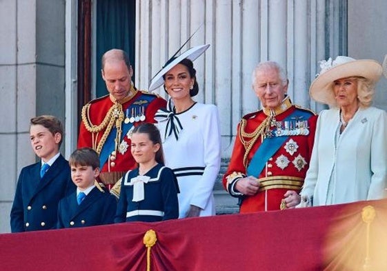 El príncipe Guillermo y Kate Middleton con sus hijos -Jorge, Luis y Carlota-, junto al rey Carlos III y la reina Camilla en el balcón del palacio de Buckingham.