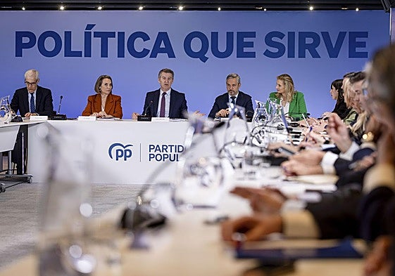 El presidente del PP, Alberto Núñez Feijóo, presidió este lunes una reunión con representantes de organizaciones afectadas por los aranceles de Trump.