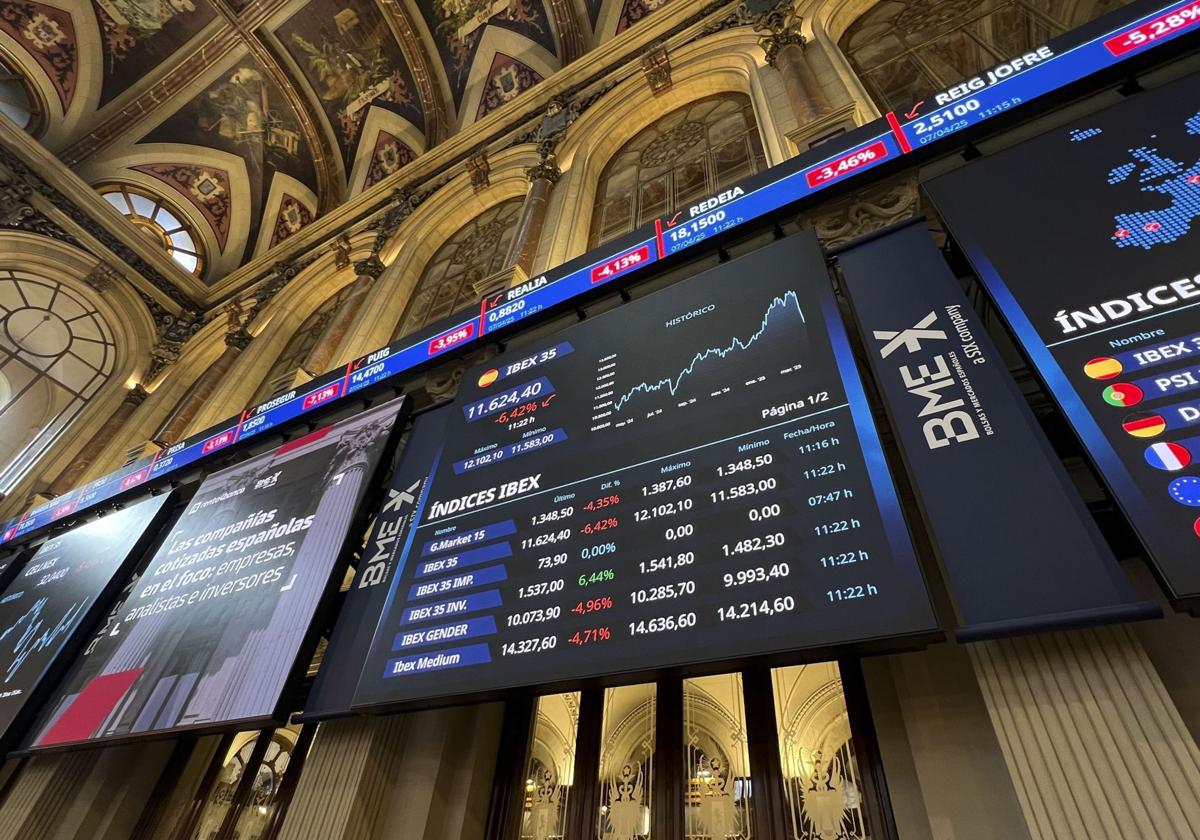 Varios paneles y monitores muestran en el parqué madrileño la evolución de la Bolsa española este lunes