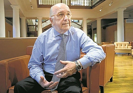 oaquín Almunia, además de los muchos cargos políticos y gubernamentales que ha tenido en España desde las filas socialistas, ha sido un destacado dirigente en la Unión Europea.