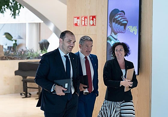El conseller de la Presidencia, Albert Dalmau; el conseller de Empresa, Miquel Sàmper, y la consellera de Economía, Alicia Romero