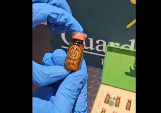 Sorprenden en el aeropuerto de Bilbao a una pasajera con 10 botes de bilis de oso