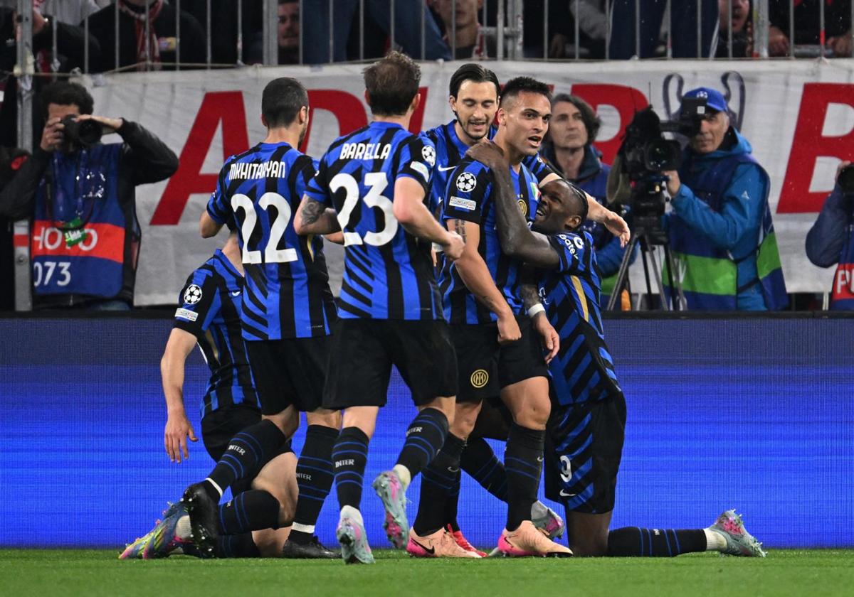 Lautaro Martínez es felicitado por sus compañeros en el Allianz Arena.
