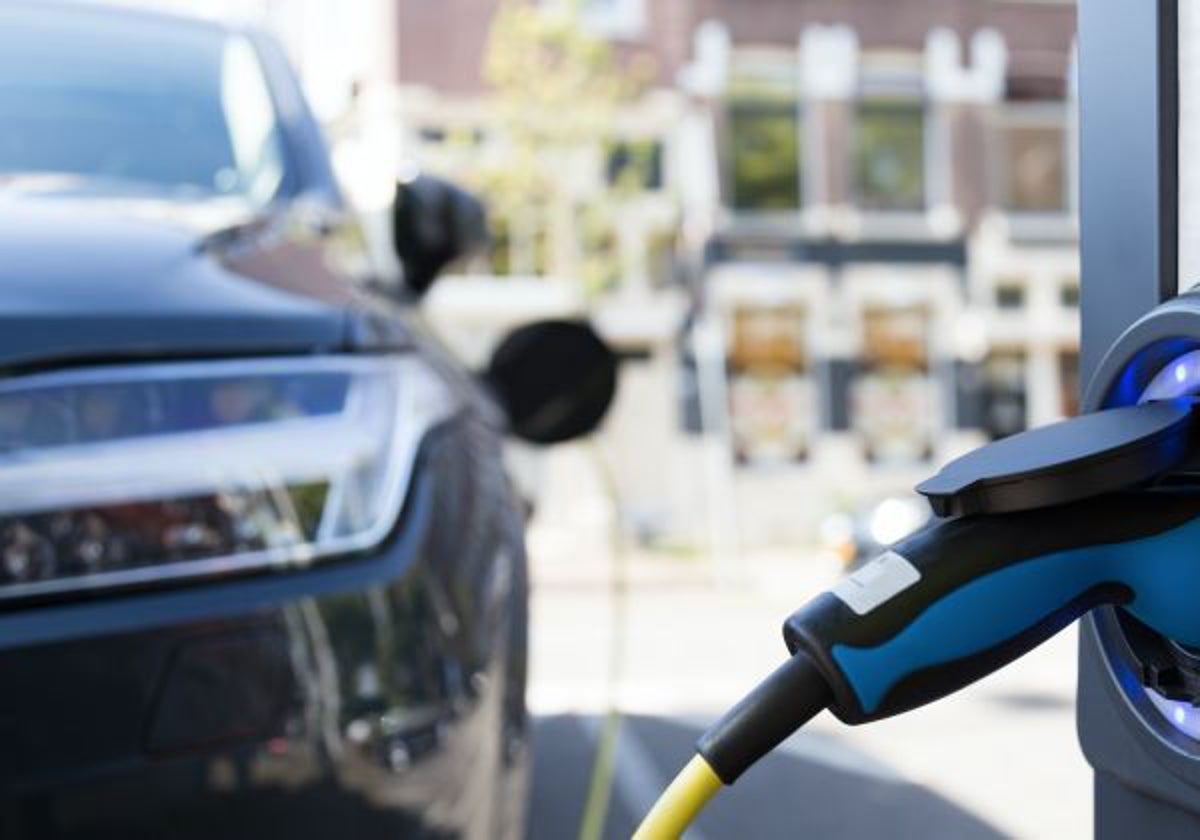 ¿Qué ayudas incluye el Plan Moves III para vehículos eléctricos?
