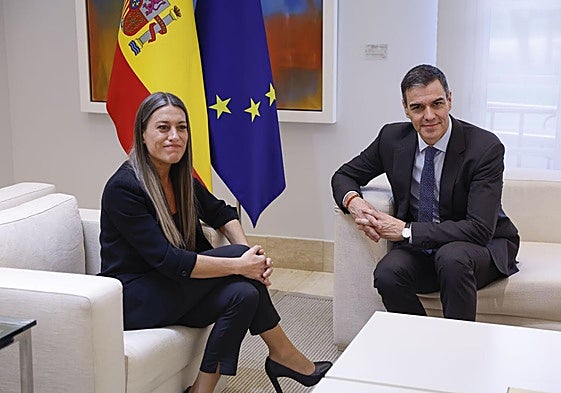 La portavoz de Junts, Miriam Nogueras, y Pedro Sánchez durante una reunión en la Moncloa sobre gasto militar.