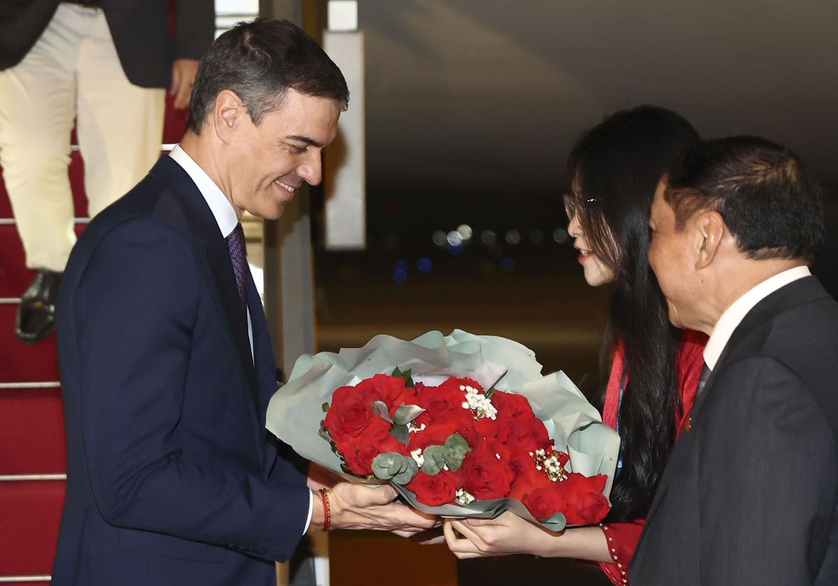 Pedro Sánchez, a su llegada este martes a Hanoi, la capital de Vietnam, en la primera visita de un presidente español al país.