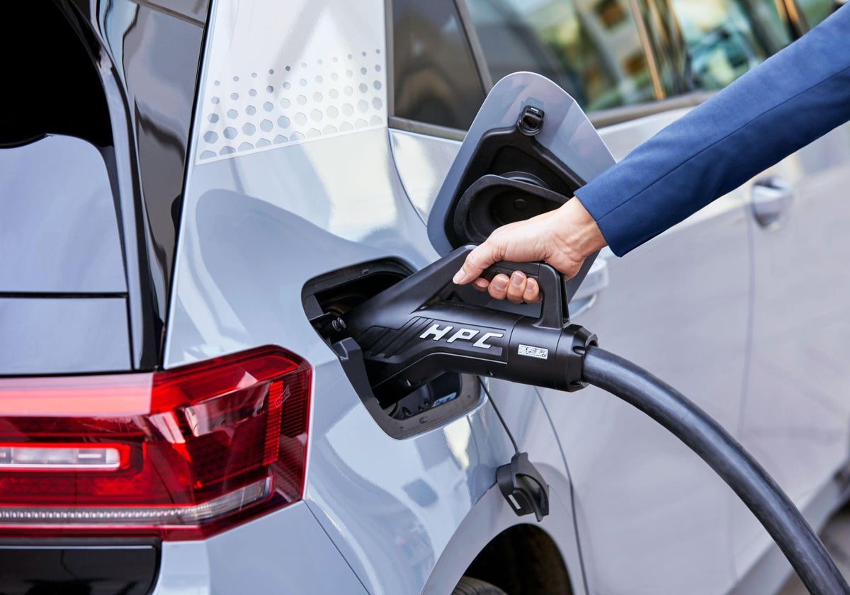 Electric Car Myths: Are They Really Expensive, Lacking in Range, and Difficult to Charge?