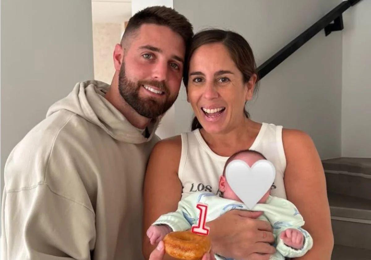 Imagen de la pareja formada por Anabel Pantoja y David Rodríguez, junto a su hija Alma.