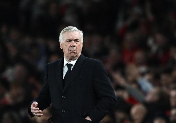 Carlo Ancelotti, molesto, tras un lance en el partido Arsenal-Real Madrid