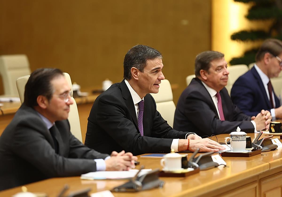 El presidente del Gobierno, Pedro Sánchez, junto al ministro de Asuntos Exteriores, José Manuel Albares, y el ministro de Agricultura, Luis Planas, en Vietnam.