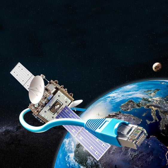 Así funciona el internet por satélite de Elon Musk... y estos son los móviles que podrán usarlo gratis