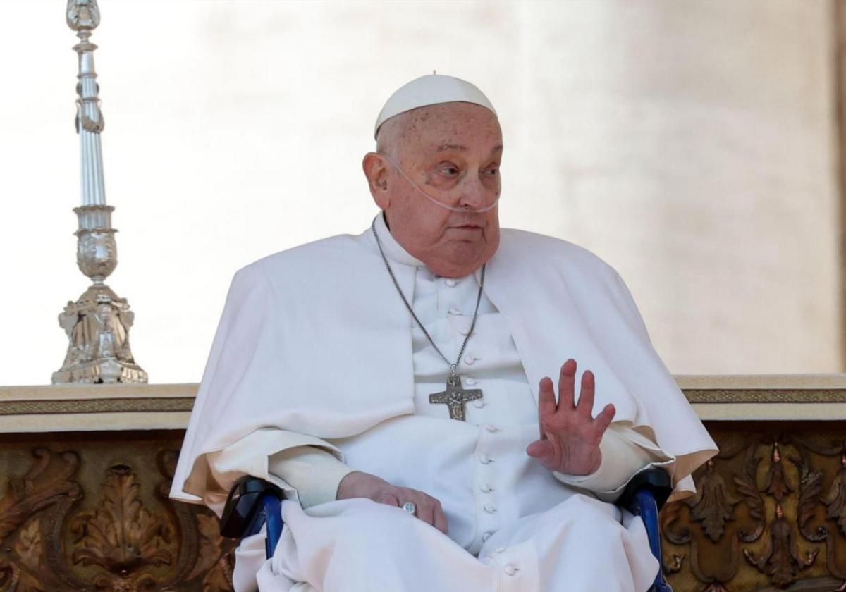 El Papa vuelve a saltarse el reposo para visitar las obras de restauración de la basílica de San Pedro