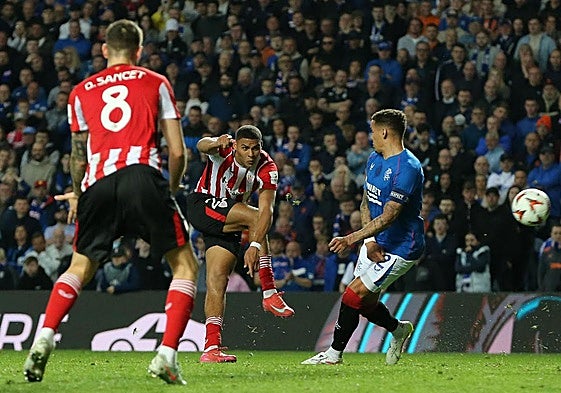 Sannadi dispara a puerta durante el duelo entre Rangers y Athletic.