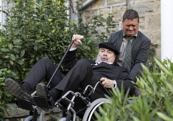 Antonio Resines y Secun de la Rosa en 'Un funeral de locos'.