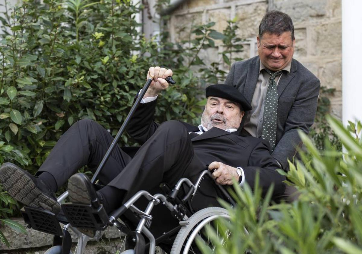 'Un funeral de locos': Un patriarca vasco en el ataúd y su amante mexicano