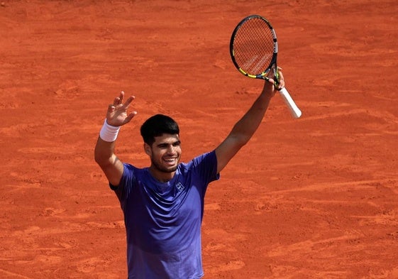 Carlos Alcaraz celebra su victoria ante Arthur Fils en Montecarlo.