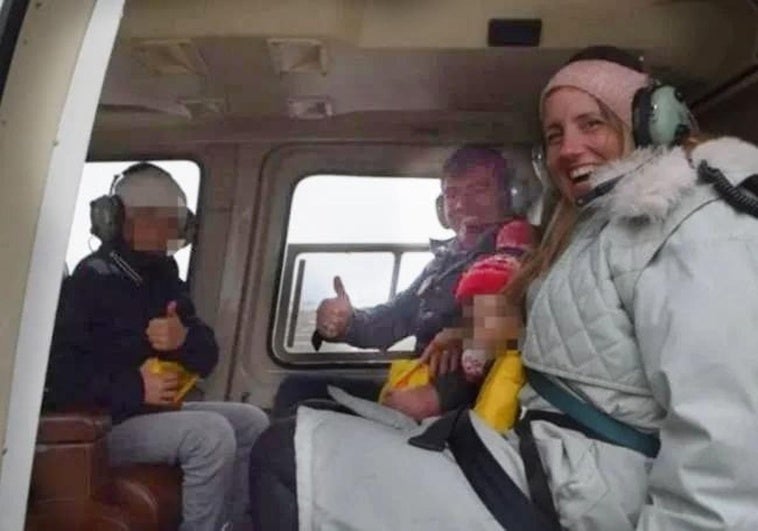 La familia, poco antes de despegar en el helicóptero en el que perdieron la vida.