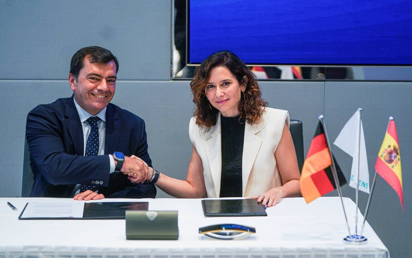 El ejecutivo fallecido Agustín Escobar, que fue CEO de Siemens en España, junto a Isabel Díaz Ayuso