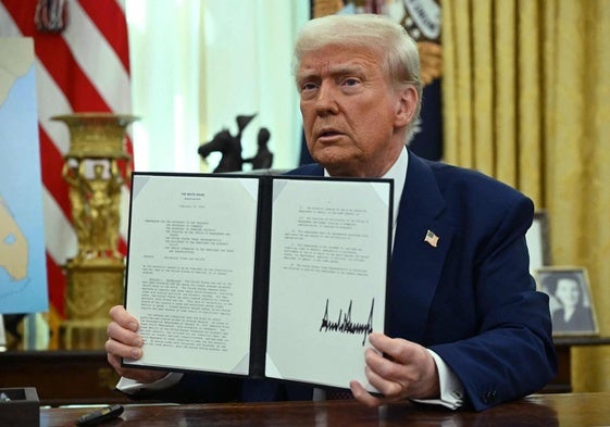 Donald Trump, en el Despacho Oval mostrando una orden presidencial sobre los aranceles.