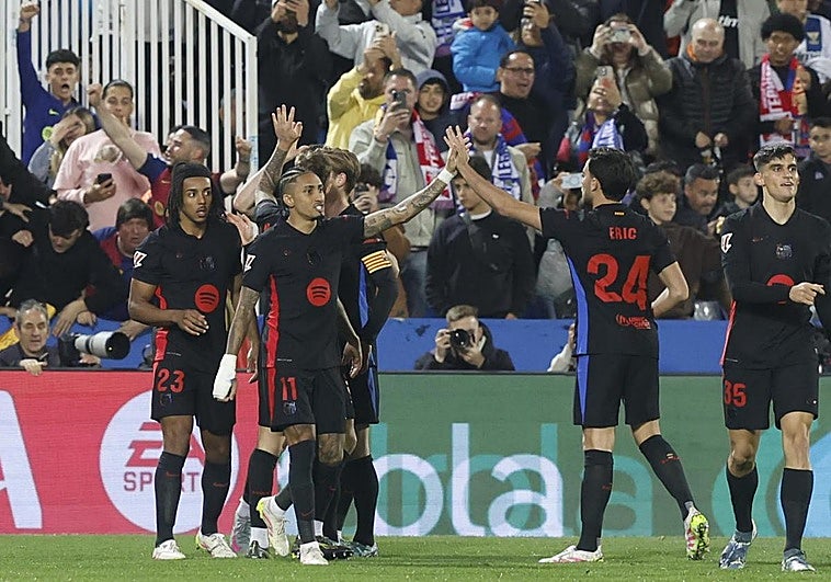 Los jugadores del Barça celebran el gol de Jorge Sáenz en propia puerta.