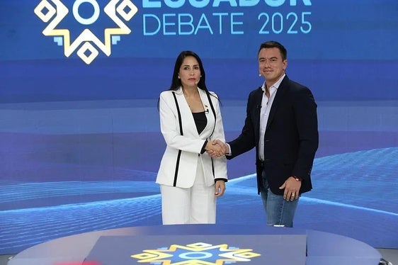 Luisa González y Daniel Noboa se saludan al inicio de un debate electoral.