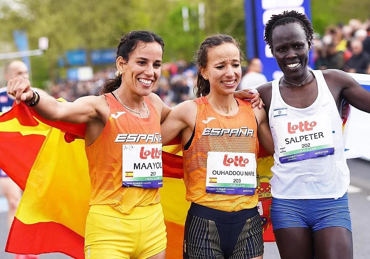 Fátima Ouhaddou, entre Majida Maayouf y la israelí Lonah Salpeter,