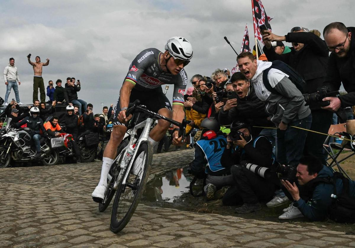 Van der Poel, en una de las curvas adoquinadas, camino de su tercera victoria.
