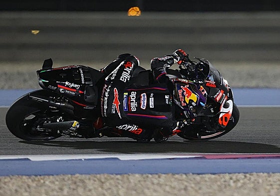 Jorge Martín, a bordo de su Aprilia durante la carrera en Catar.