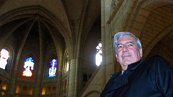El día que Vargas Llosa me dejó fisgar en su gran biblioteca