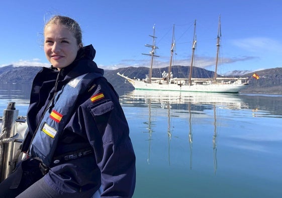La Princesa de Asturias con el Juan Sebastián de Elcano al fondo.