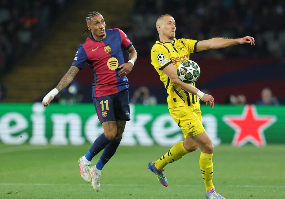 Raphinha y Anton, durante el duelo entre Barça y Dortmund en Montjuic.