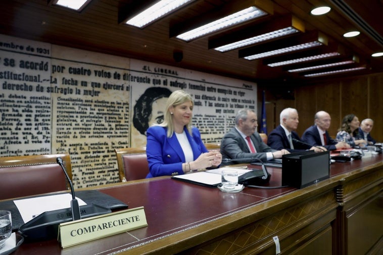 La silla de la compareciente en el Senado, vacía.