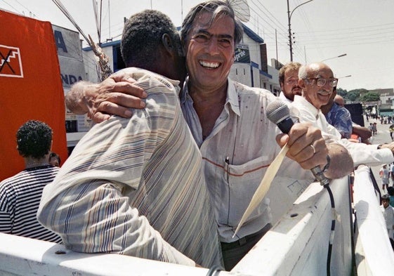 Mario Vargas Llosa en la campaña electoral de los años 90 en Perú.