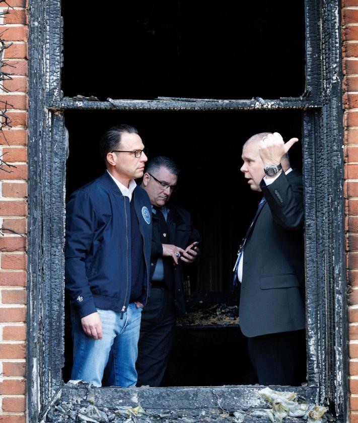 Imagen secundaria 2 - Estado de la mansión del gobernador Shapiro tras el incendio provocado.