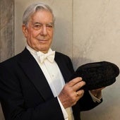 Mario Vargas Llosa, montera en mano, antes de recoger el Premio Nobel en Suecia.