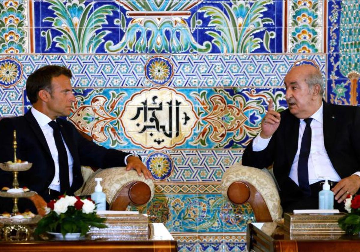 El presidente francés, Emmanuel Macron, y su homólogo argelino, Abdelmadjid Tebboune, en un encuentro celebrado en Argel en 2022.