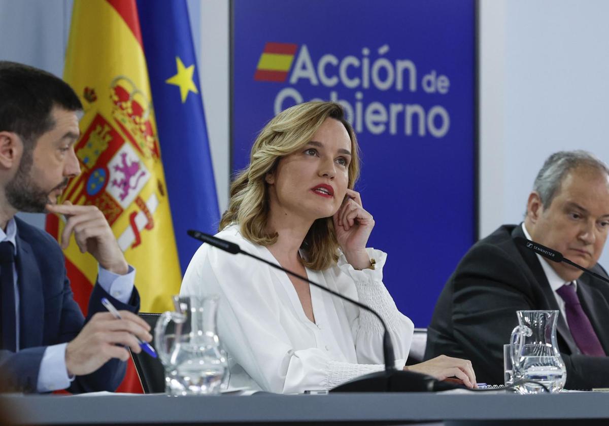 La ministra Portavoz, Pilar Alegría, el ministro de Industria y Turismo, Jordi Hereu, y el ministro de Derechos Sociales, Consumo y Agenda 2030, Pablo Bustinduy.