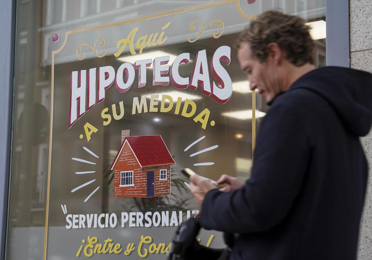 Un ciudadano ante un escaparate hipotecario.