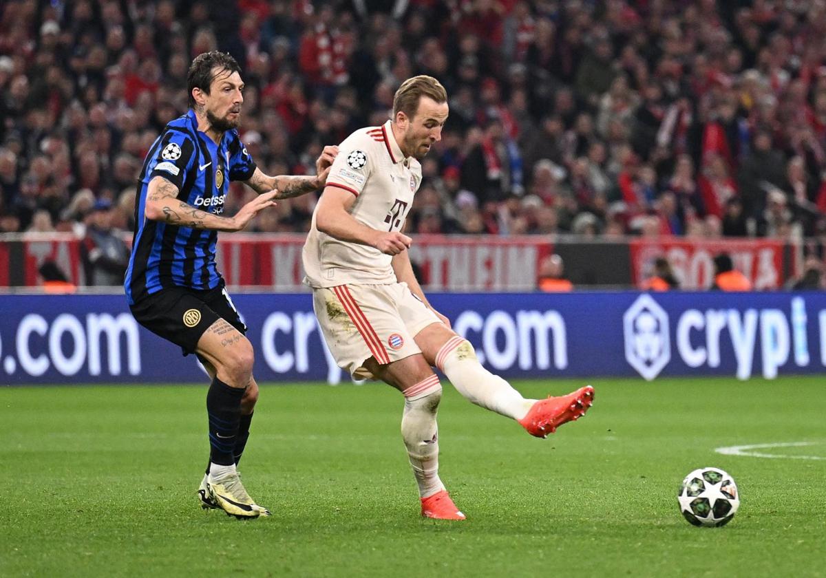 Harry Kane facing Inter's Acerbi during the Munich match.